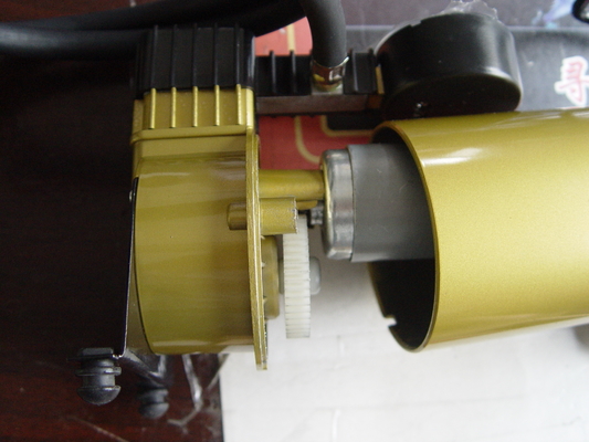 Os compressores portáteis amarelos e de prata do metal do veículo de ar montaram o compressor de ar 4x4